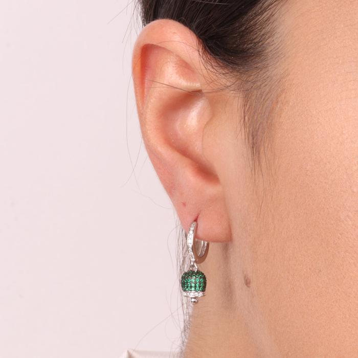 Boucles d'oreilles en argent 925 avec clochette porte-bonheur sertie de zircons verts