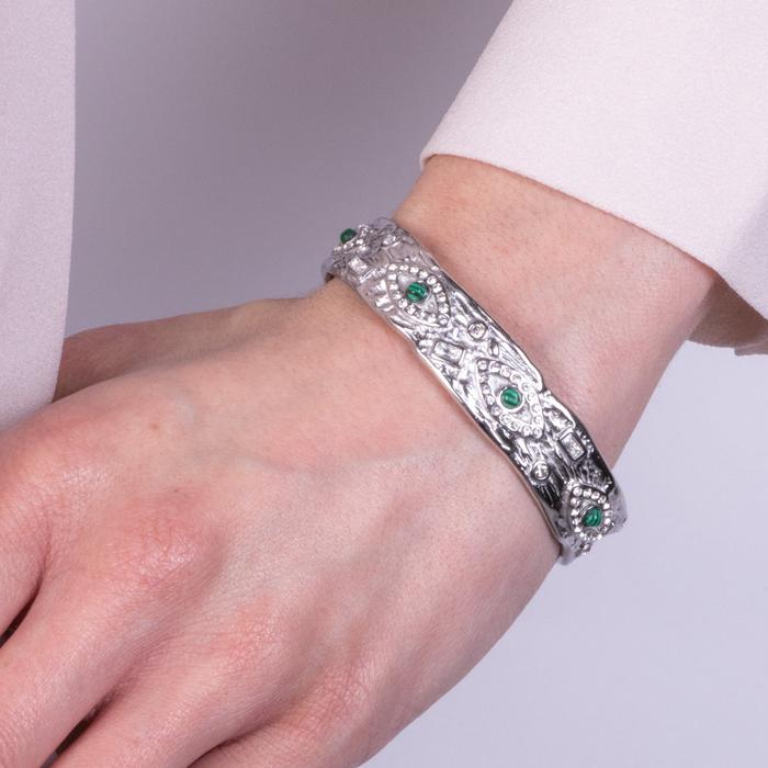 Bracelet semi-rigide en acier orné d'yeux verts