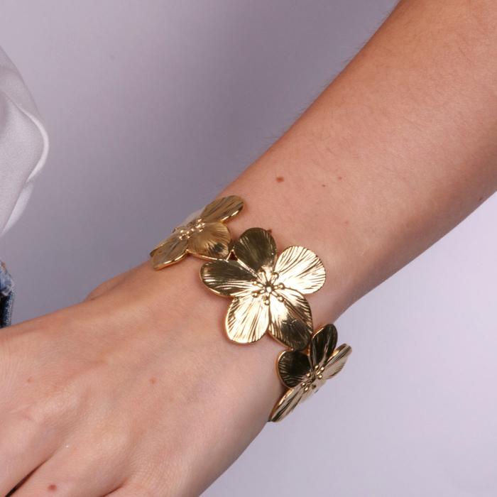 Bracelet en acier avec fleurs