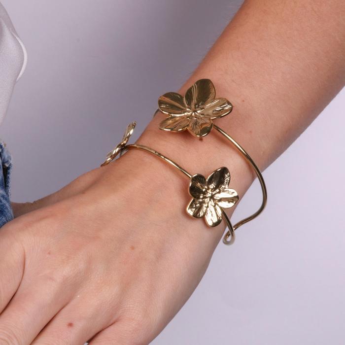 Bracelet rigide en acier avec fleurs
