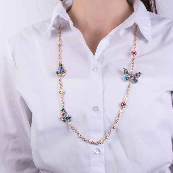 Collier en métal avec papillon multicolore et fleurs rouges