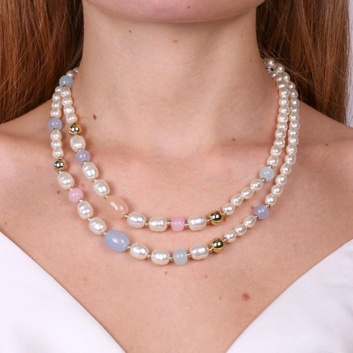 Collier en métal avec perles multicolores allongées