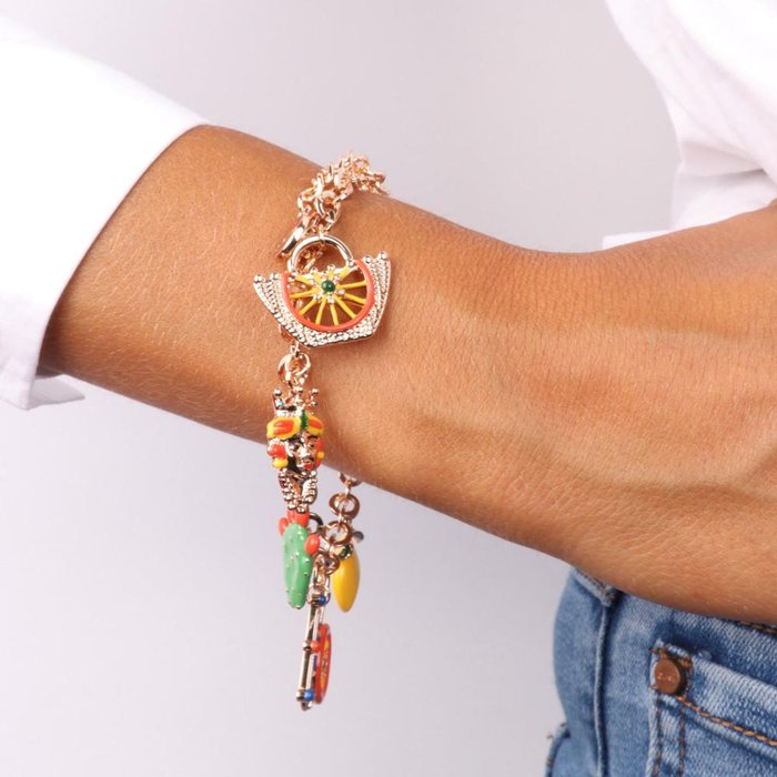 Bracelet en métal or rose avec breloques colorées Sicile, citron, coffa, tête de Maure