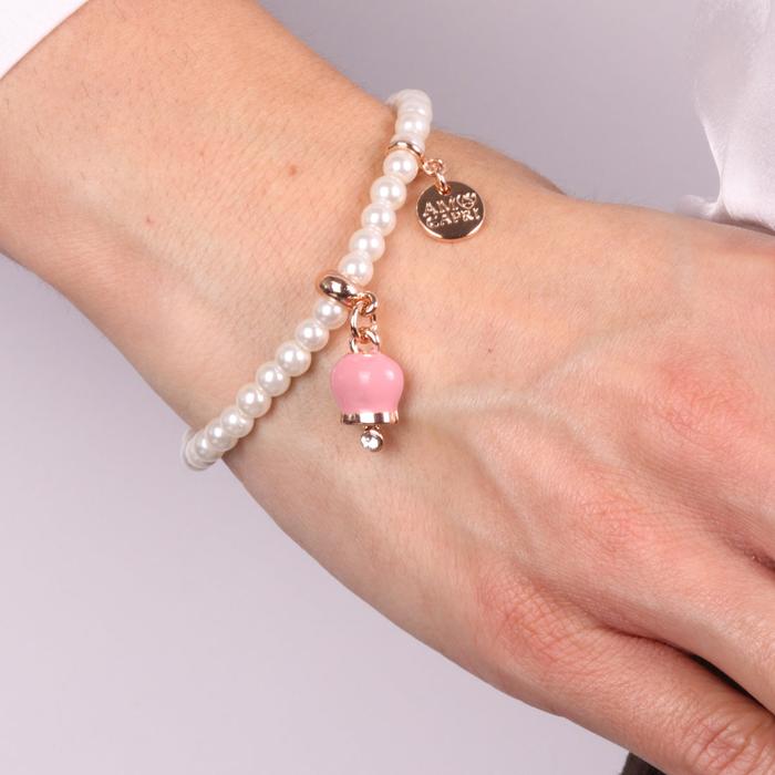 Bracelet en métal avec perles et clochette porte-bonheur en émail rose