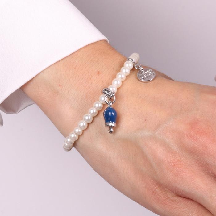 Bracelet en métal avec perles et clochette porte-bonheur en émail bleu