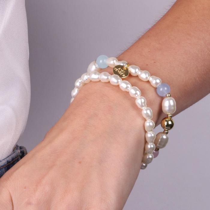 Bracelet en métal à double brin avec perles multicolores allongées