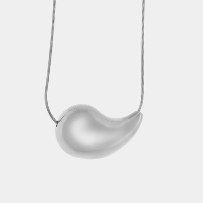 Collier en acier brillant avec goutte