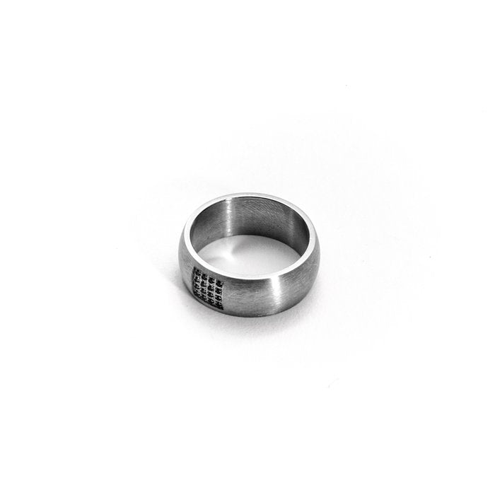 Bague en satin blanc avec maillons en satin et zircone noire