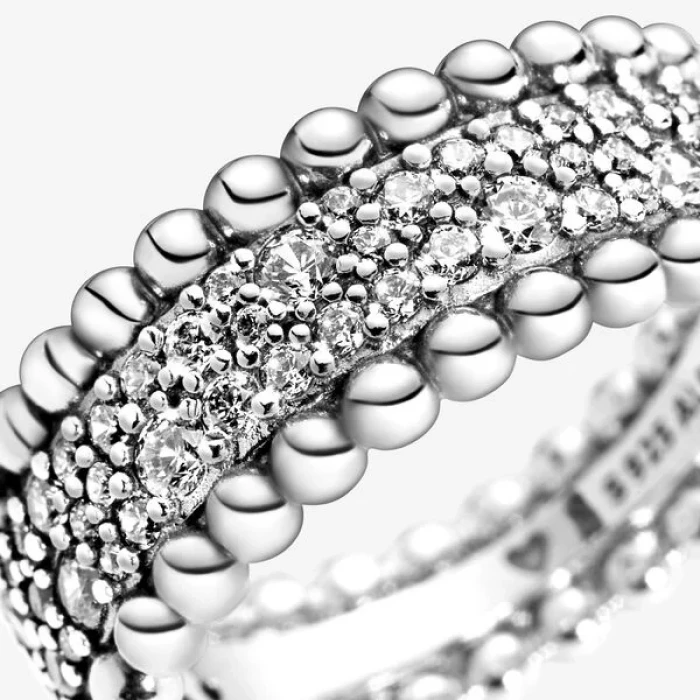 Anello a fascia con pavé decorato con sfere