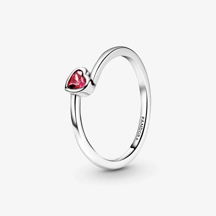Anello con solitario a cuore obliquo rosso
