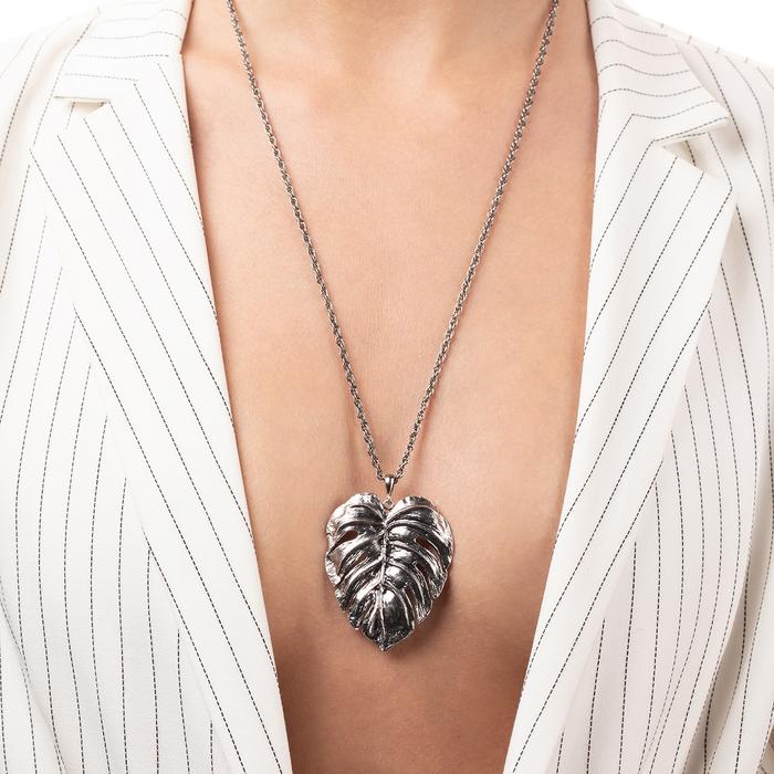 Monstera Nude Pendant