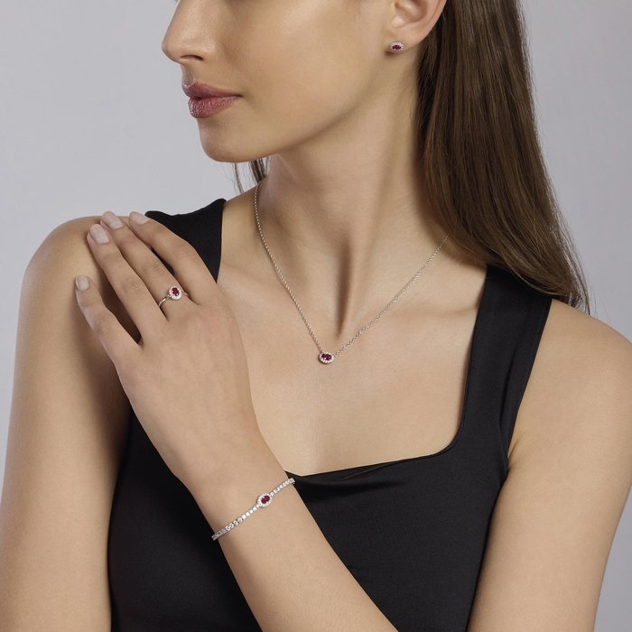 Bague en argent avec rubis synthétique ovale et cristaux COOL OU RÉTRO ?