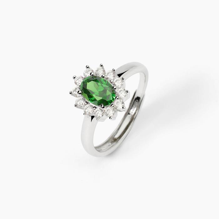 COOL OU RÉTRO ? Bague ovale en argent avec émeraude synthétique