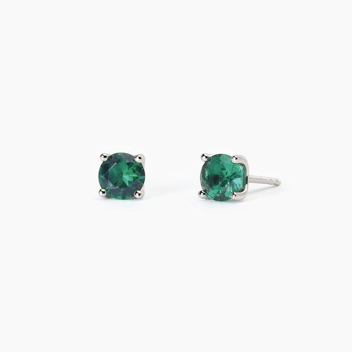 Boucles d'oreilles en argent et émeraude synthétique brillante