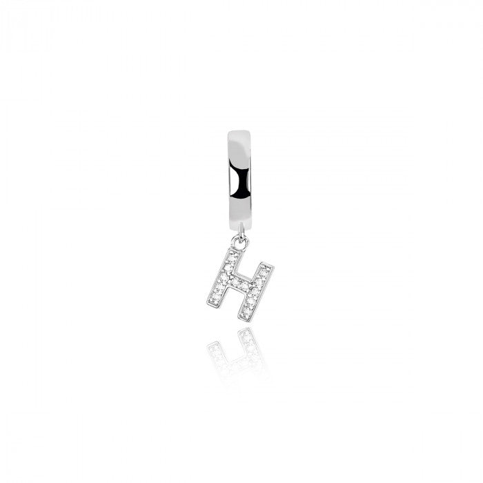 Boucle d'oreille simple créole en argent avec lettre H en zircone.