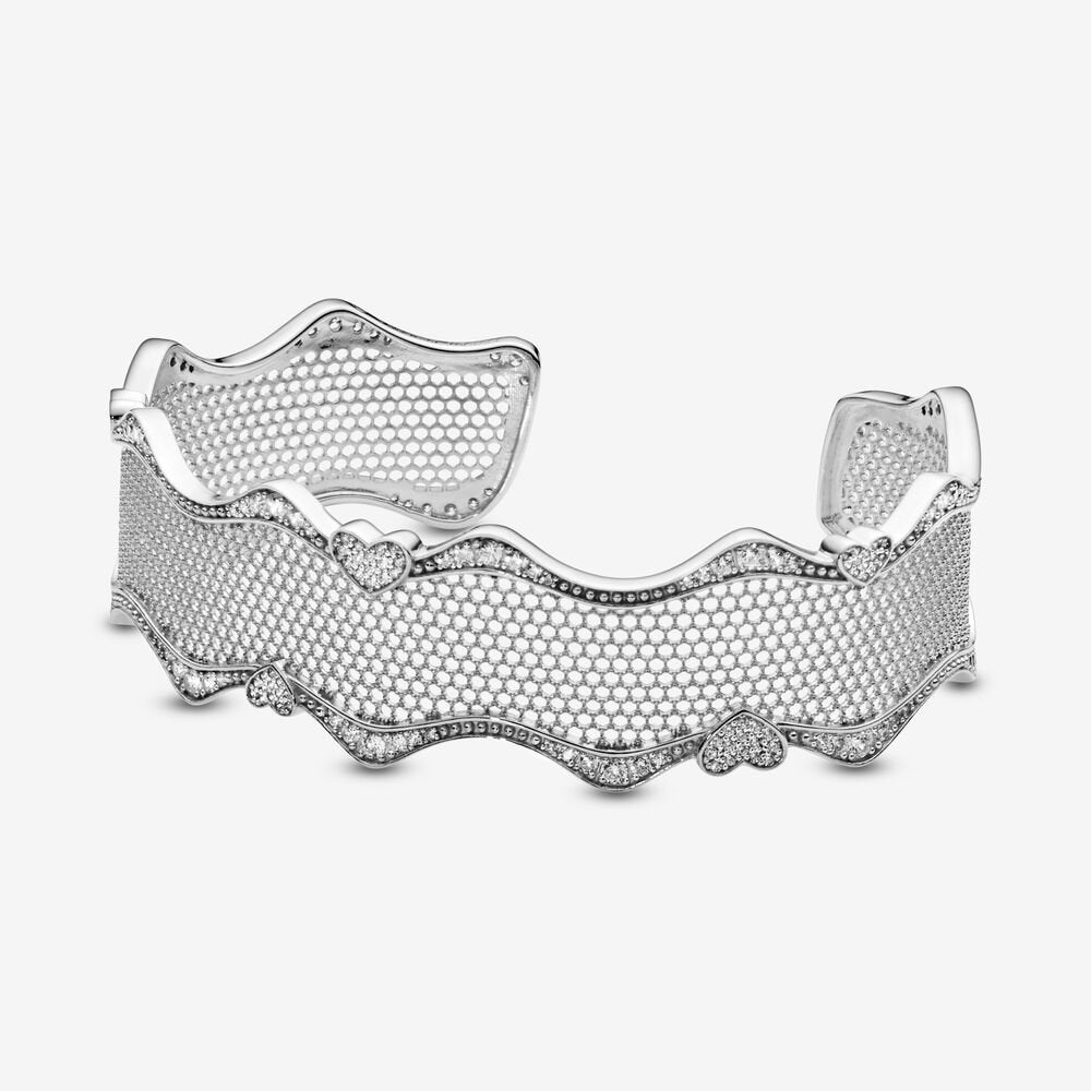 Bracciale rigido con lavorazione a pizzo e cuori con pavé