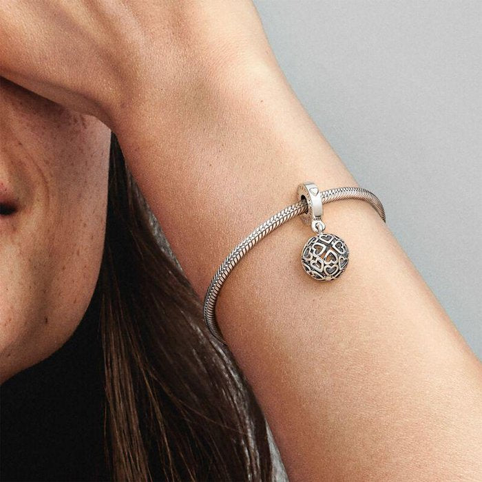 Charm pendente Sfera di cuori openwork