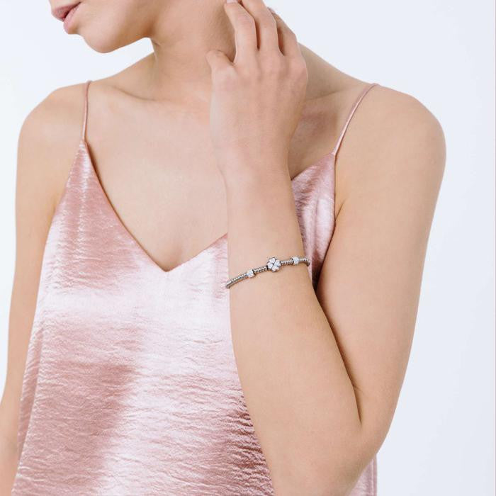 Bracelet en acier avec trèfle à quatre feuilles et cristaux blancs