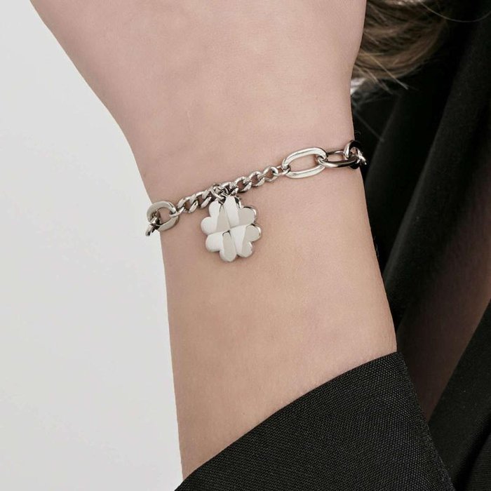 Bracelet en acier avec trèfle à quatre feuilles