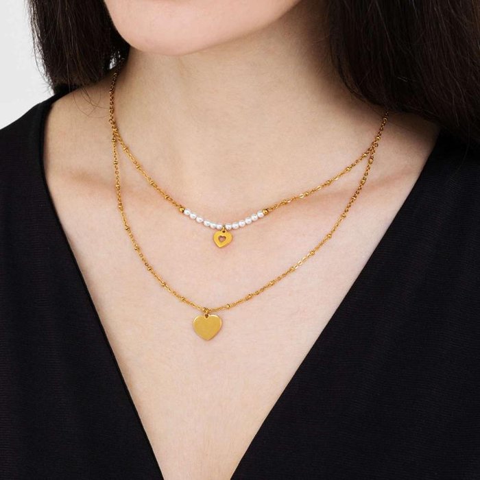 Collana in acciaio ip gold con cuori e perle bianche