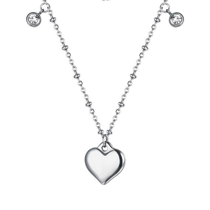 Collana in acciaio con cuore e cristalli bianchi