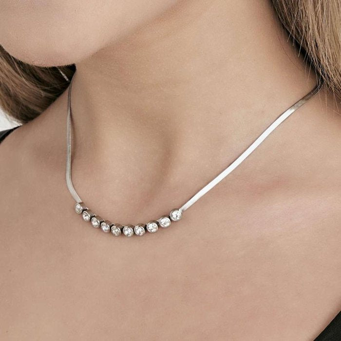 Collana in acciaio con pietre bianche