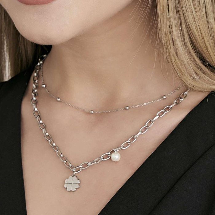 Collana in acciaio con quadrifoglio e perla