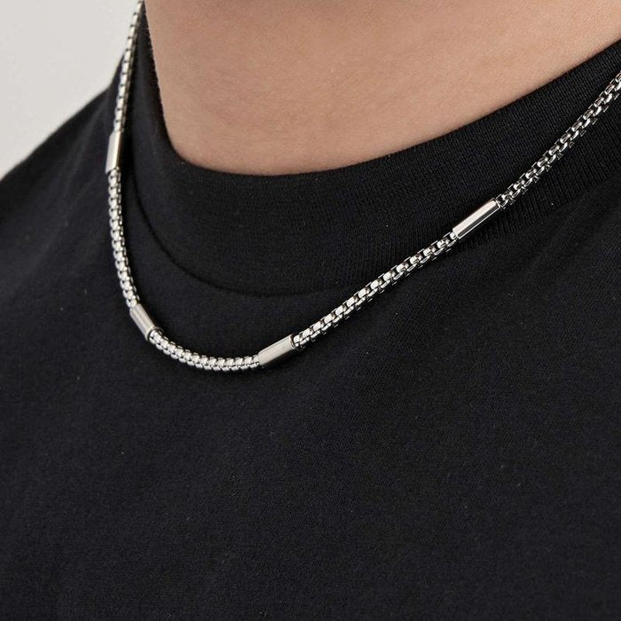Collana in acciaio con elementi acciaio