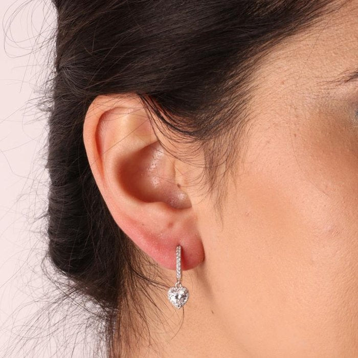 Orecchini in Argento 925 on chiusura a scatto realizzato con zirconi e pendente a forma di cuore con zircone