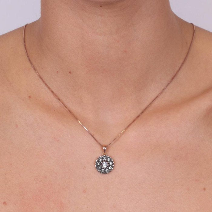 Collier en argent 925 avec pendentif en forme de fleur et cristaux fumés et blancs