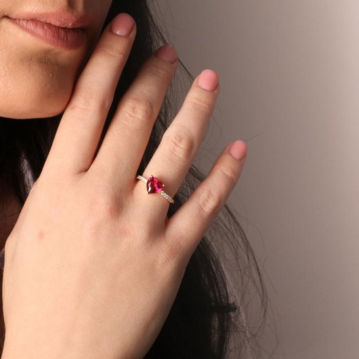 Anello in Argento 925 solitario con cuore in zircone rosso rubino e zirconi bianchi