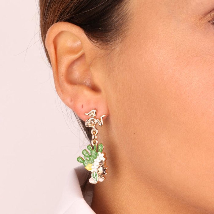 Boucles d'oreilles en métal avec fermeture à clip avec trois pattes de la Trinacria et des têtes de Maure ornées d'émaux colorés
