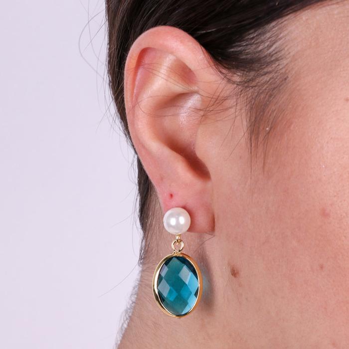 Boucles d'oreilles en métal sur le lobe avec pendentifs en perles et cristal bleu