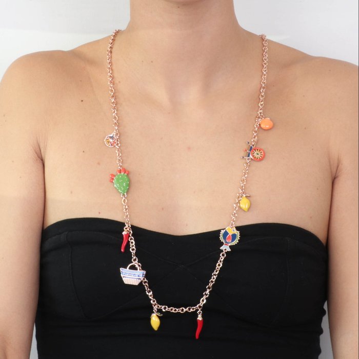 Collier en métal avec breloques siciliennes, chariot, panier, figue de Barbarie, corne porte-bonheur