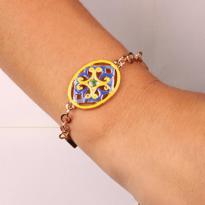 Bracciale in Metallo cristalli bianchi con dettaglio centrale in maiolica a fiore smaltata blu e giallo