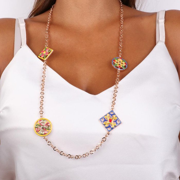 Collier en métal avec détails en majolique de fleurs avec émaux colorés