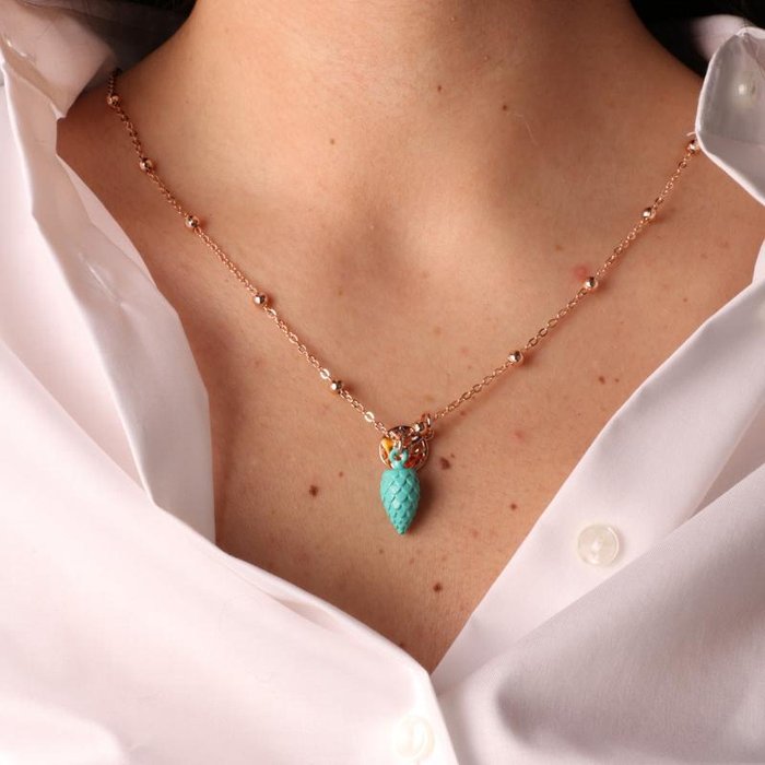 Collana in Metallo maglia a pallini, con pigna portafortuna color turchese e simbolo tre gambe della trinacria con smalti colorati