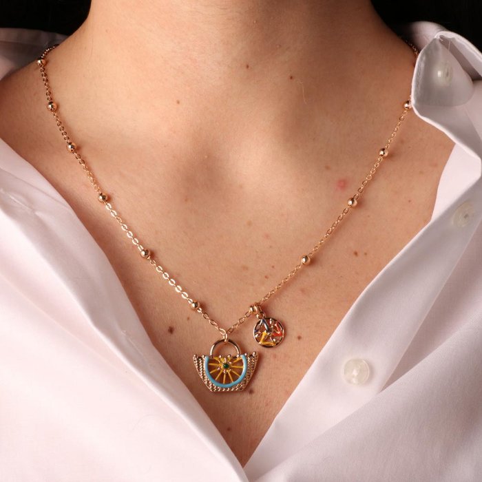 Collier en métal avec nid de pie et symbole Trinacria orné d'émaux colorés