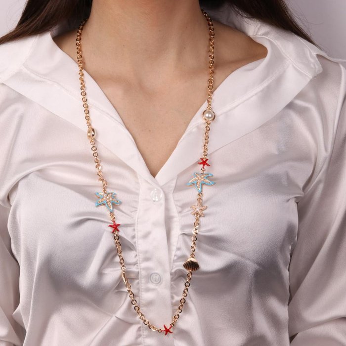 Collier en métal avec étoiles de mer et coquillages