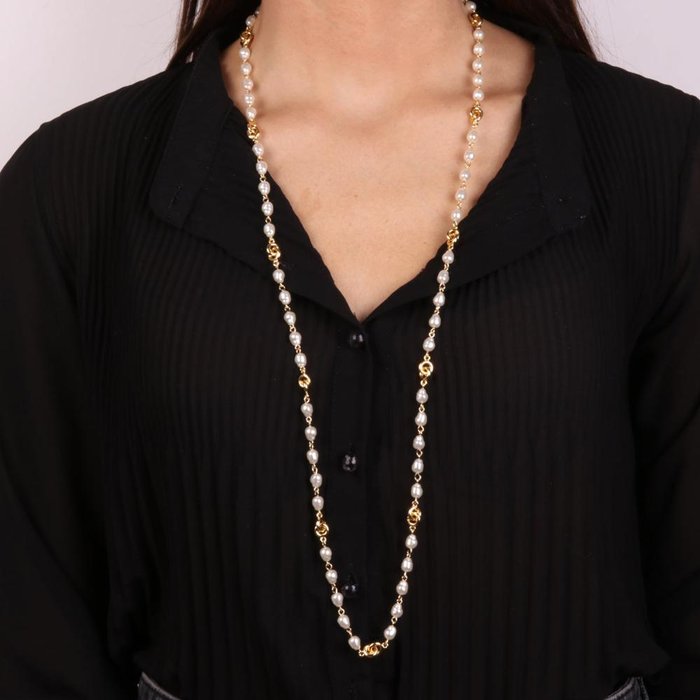 Collier en métal avec perles et symboles entrelacés