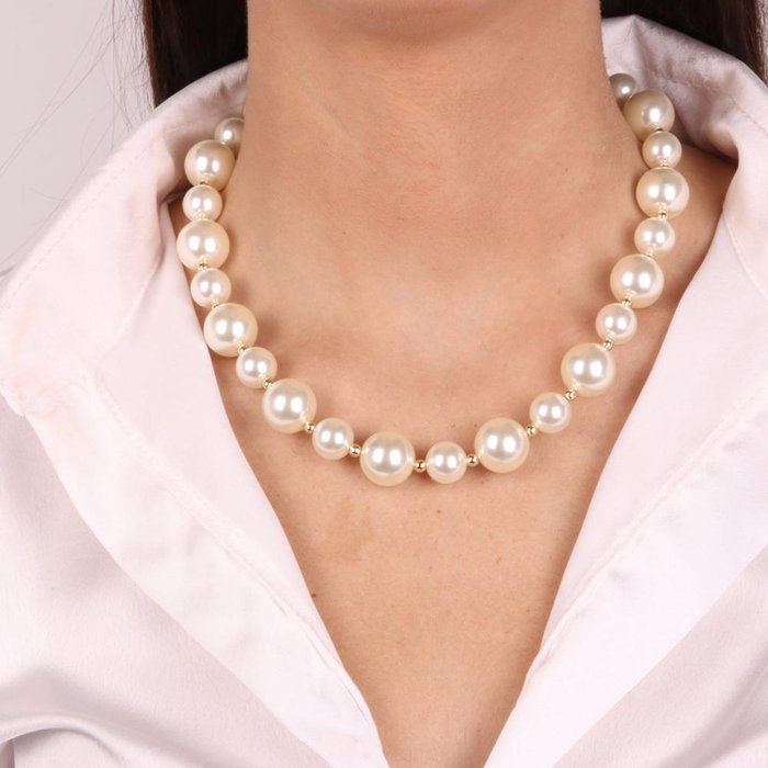 Collier en métal avec perles