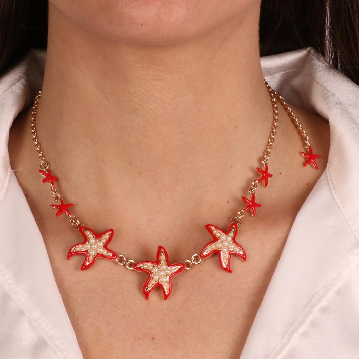 Collier en métal avec étoile de mer rouge
