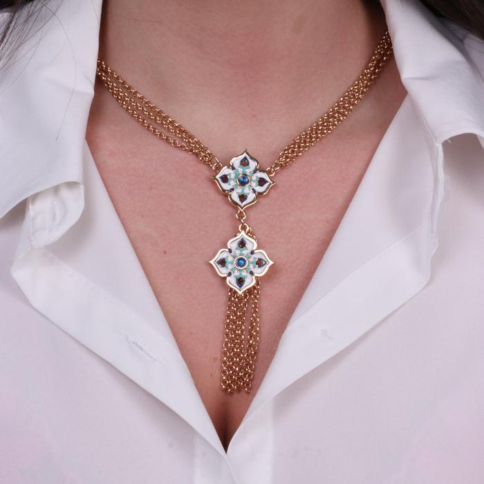 Collier en métal avec majolique colorée en forme de croix et franges pendantes