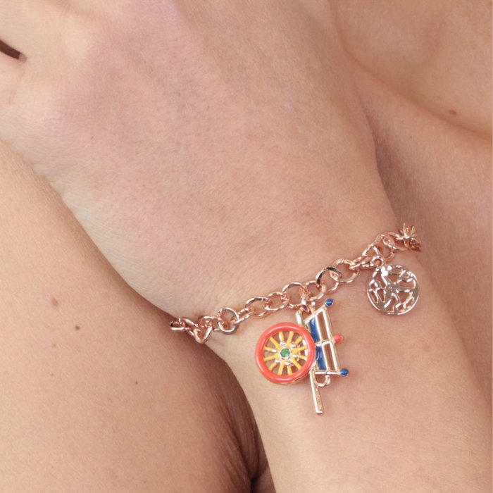 Bracelet en métal à maille rolo, avec pendentif charrette sicilienne orné d'émaux colorés