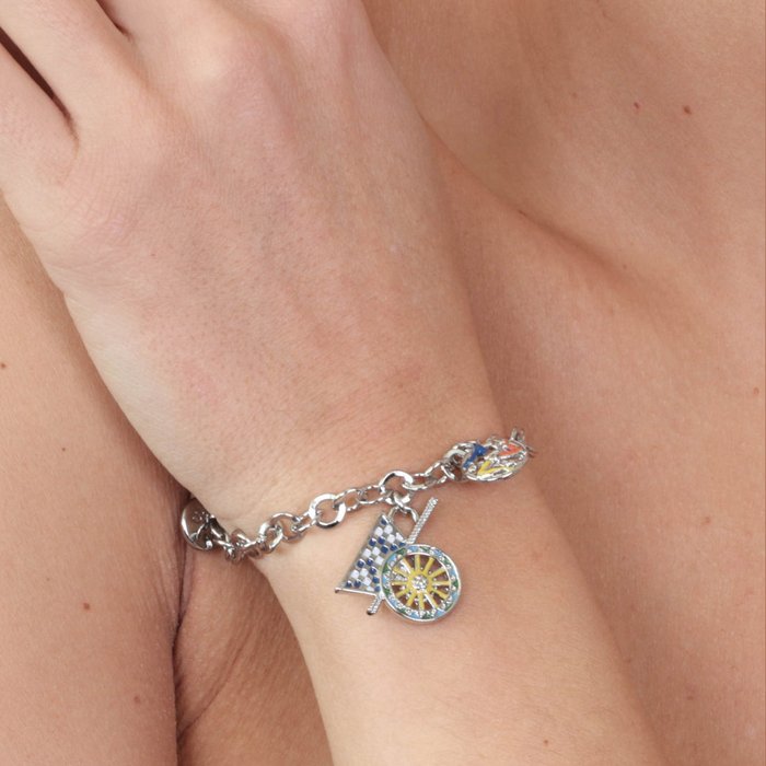 Bracelet en métal à maille rolo, avec pendentif charrette sicilienne orné d'émaux colorés