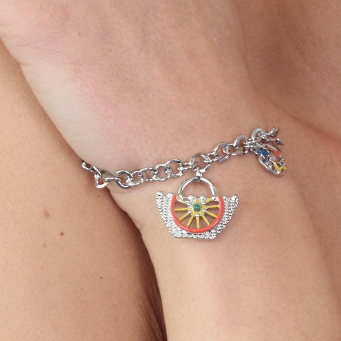 Bracelet en métal avec maille rolo, avec panier sicilien orné d'un motif de roue de charrette en émaux colorés