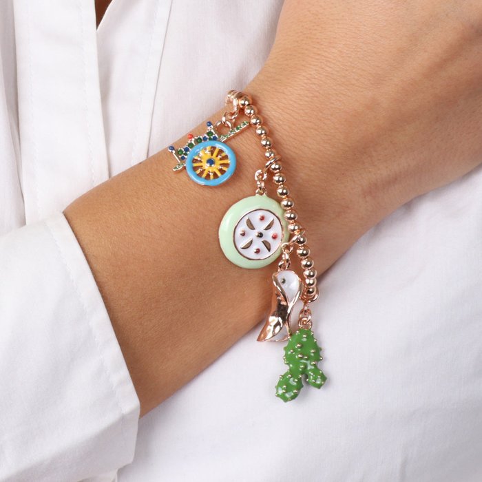 Bracelet en métal avec breloques siciliennes, charrette, figue de Barbarie, cassata et cannolo