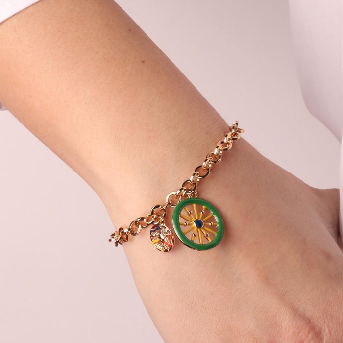 Bracelet en métal avec maille rolo et breloque roue de charrette et trinacria avec émaux colorés