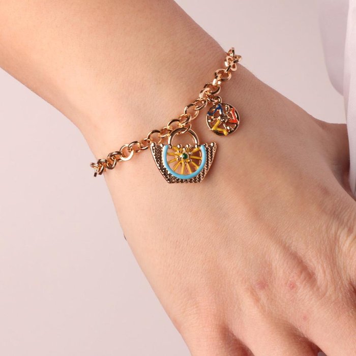 Bracelet en métal avec maille rolo et breloque en coffa et trinacria ornée d'émaux colorés