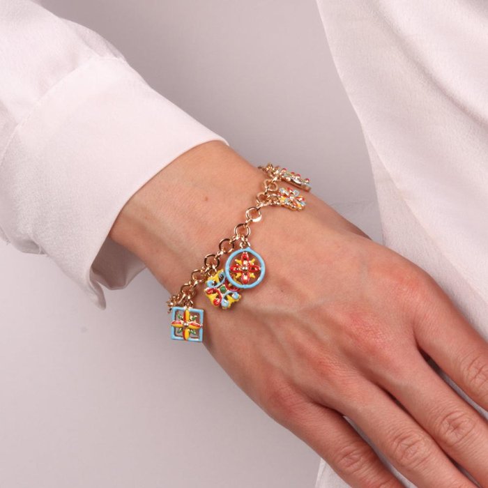 Bracelet en métal avec pendentifs en majolique colorés